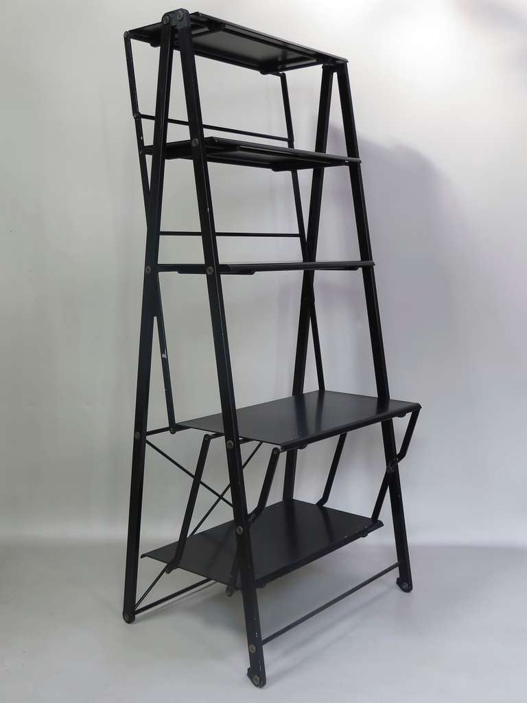 Paire d'étagères pliantes au design moderne:: fabriquées en aluminium avec une finition noir émaillée. Très bien fait.