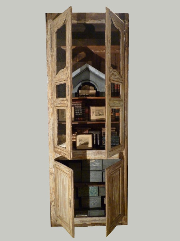 A very chic and grandiose pair of Louis XV bookcases from a bourgeois house in Aix-en-Provence, France. 

In all original condition: patina, wire, hardware.

Made of oak.