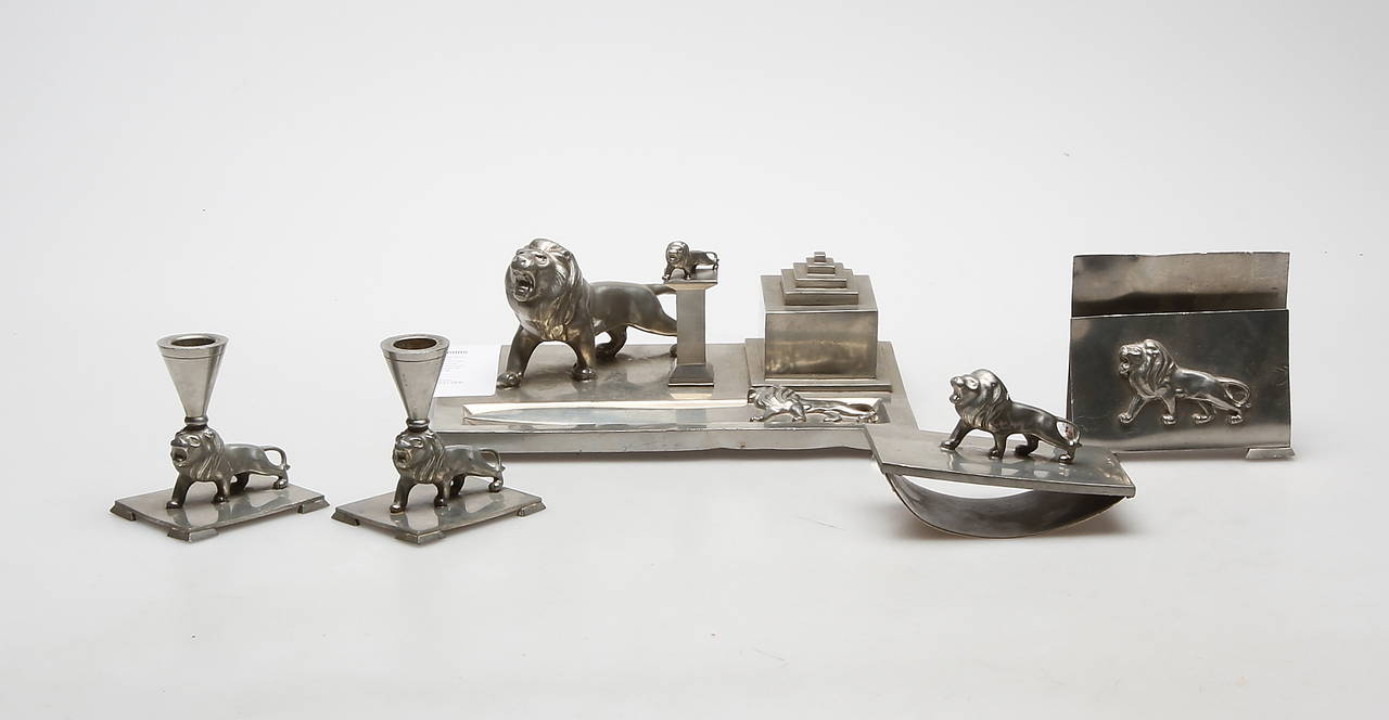 Writing, seven parts set in pewter by Ernst Svedbom (1913-2004), Goldsmith AB for Swedish Tenn, circa 1934-1936.
Marked: SG A-B Svenskt Tenn K8.
A pair of candlesticks, paperweight, letter rack, seal stamp, letter knife and ink stand. This set was