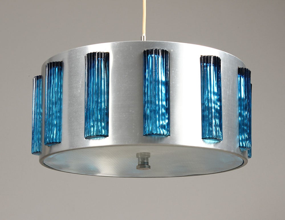 A Scandinavian pendant in Orrefors style, circa 1960s.
 Colored textured glass and aluminum.
Measures: Diameter 15