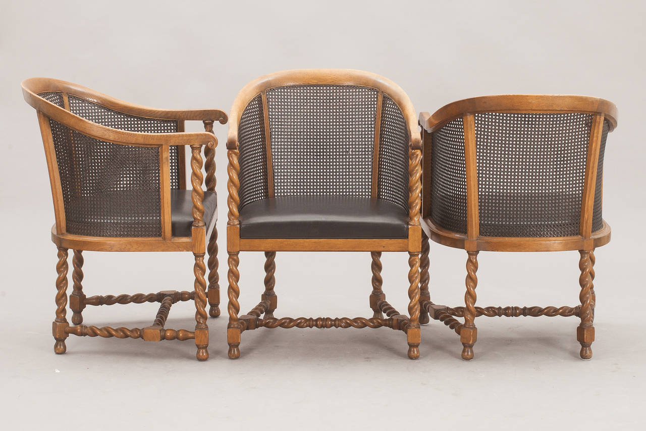 Les chaises de Nordiska Kompaniet, Suède, vers 1926.
Chêne teinté avec canne. Remorqueur de fabricant avec des numéros attachés.
Le prix est pour chaque.
