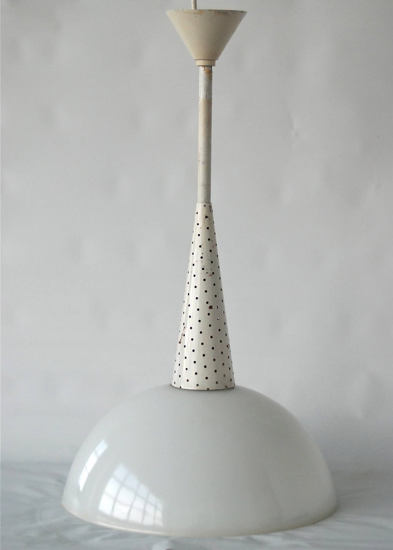 Ein von Mathieu Matégot entworfener Anhänger, Frankreich, ca. 1950er Jahre.
Schirm aus Opalglas mit Diffusor aus klar strukturiertem Glas und lackiertem Aluminium.
Originalfarbe. Markiert auf dem Glas: Hergestellt in Frankreich.
Bestehende