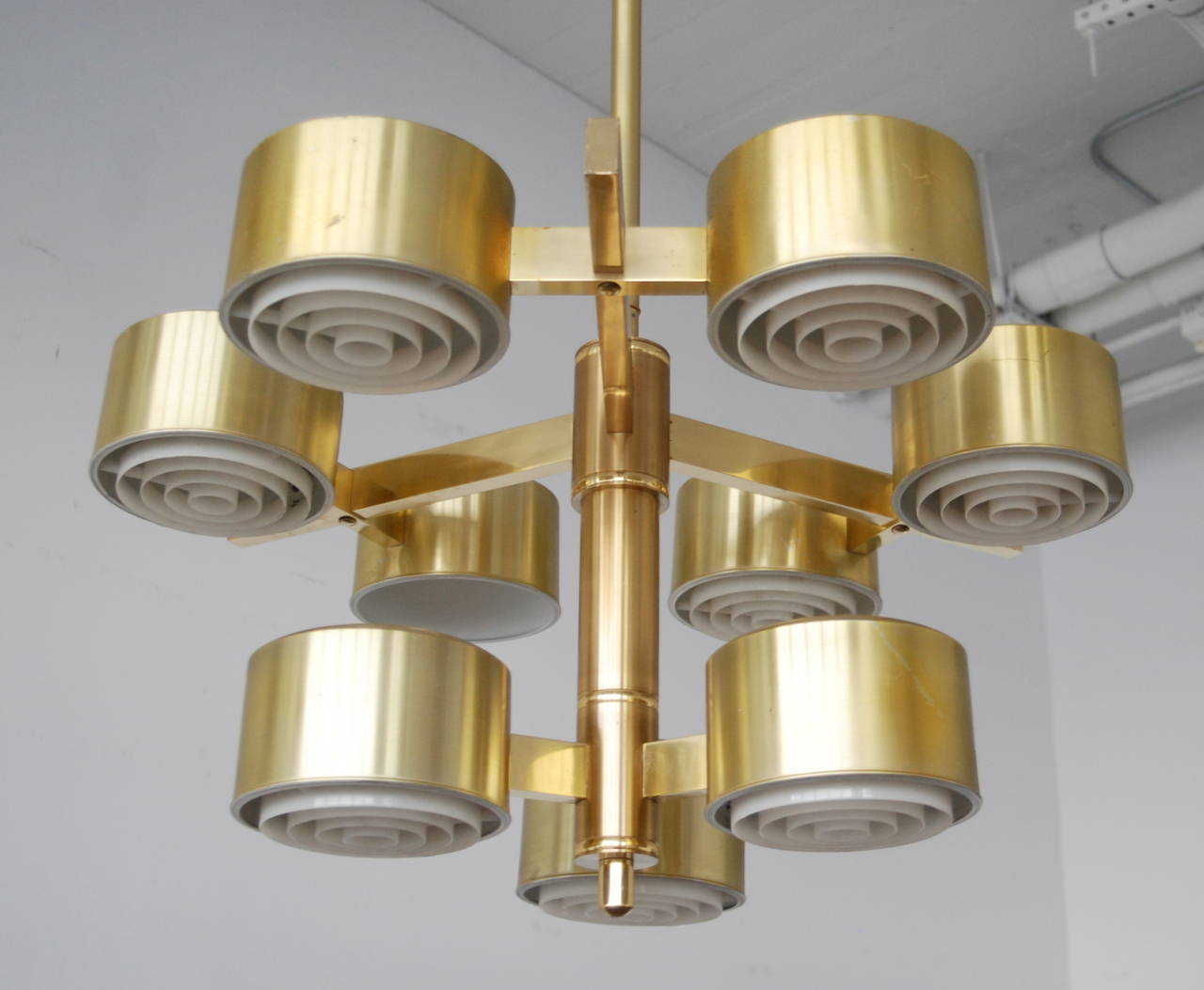 Grande lampadario disegnato da Hans-Agne Jakobsson per Markaryd, Svezia, anni '60 circa.
Nuovo cablaggio con nove prese in porcellana stile Edison. Pronto per l'installazione.
Alcuni graffi sui paralumi.
Misure: Diametro 31