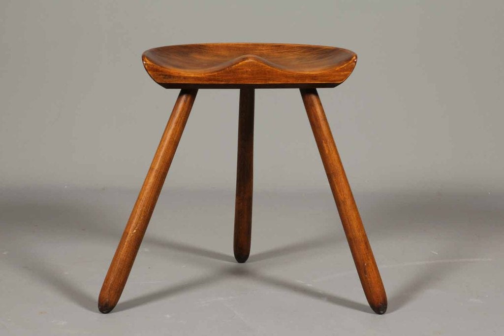 Der Hocker, entworfen von Arne Hovmand-Olsen. Patinierter Eichenhocker mit halbkreisförmiger Sitzfläche und drei runden, konischen Beinen. Dänemark, ca. 1960
