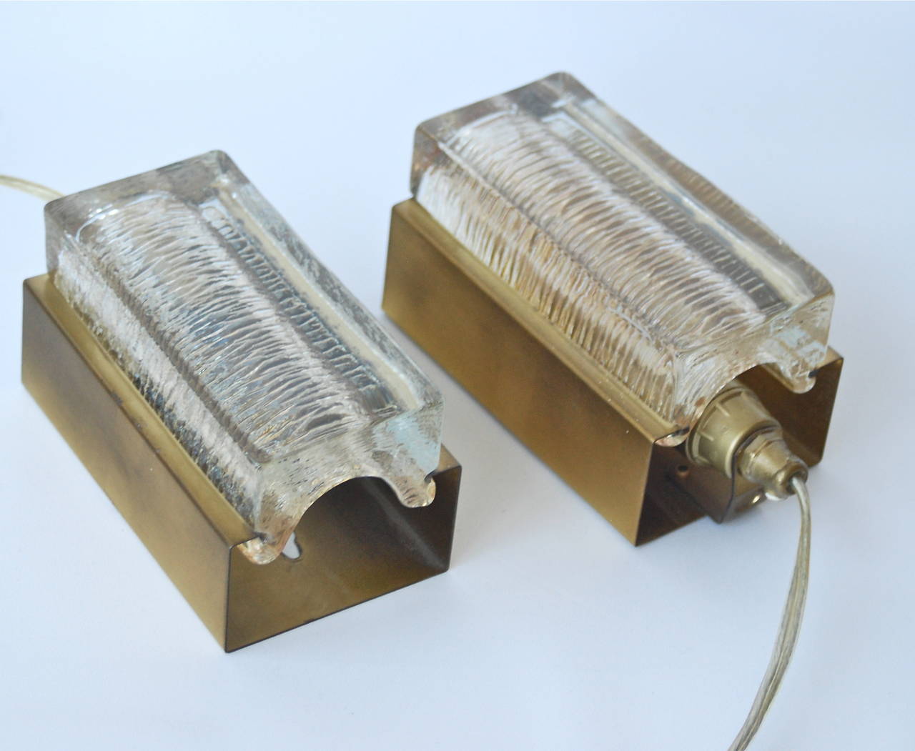 Un par de mini apliques de Vitrika, Dinamarca, hacia la década de 1960.
Cableado existente, recableado disponible previa solicitud.
Dimensiones: 5
