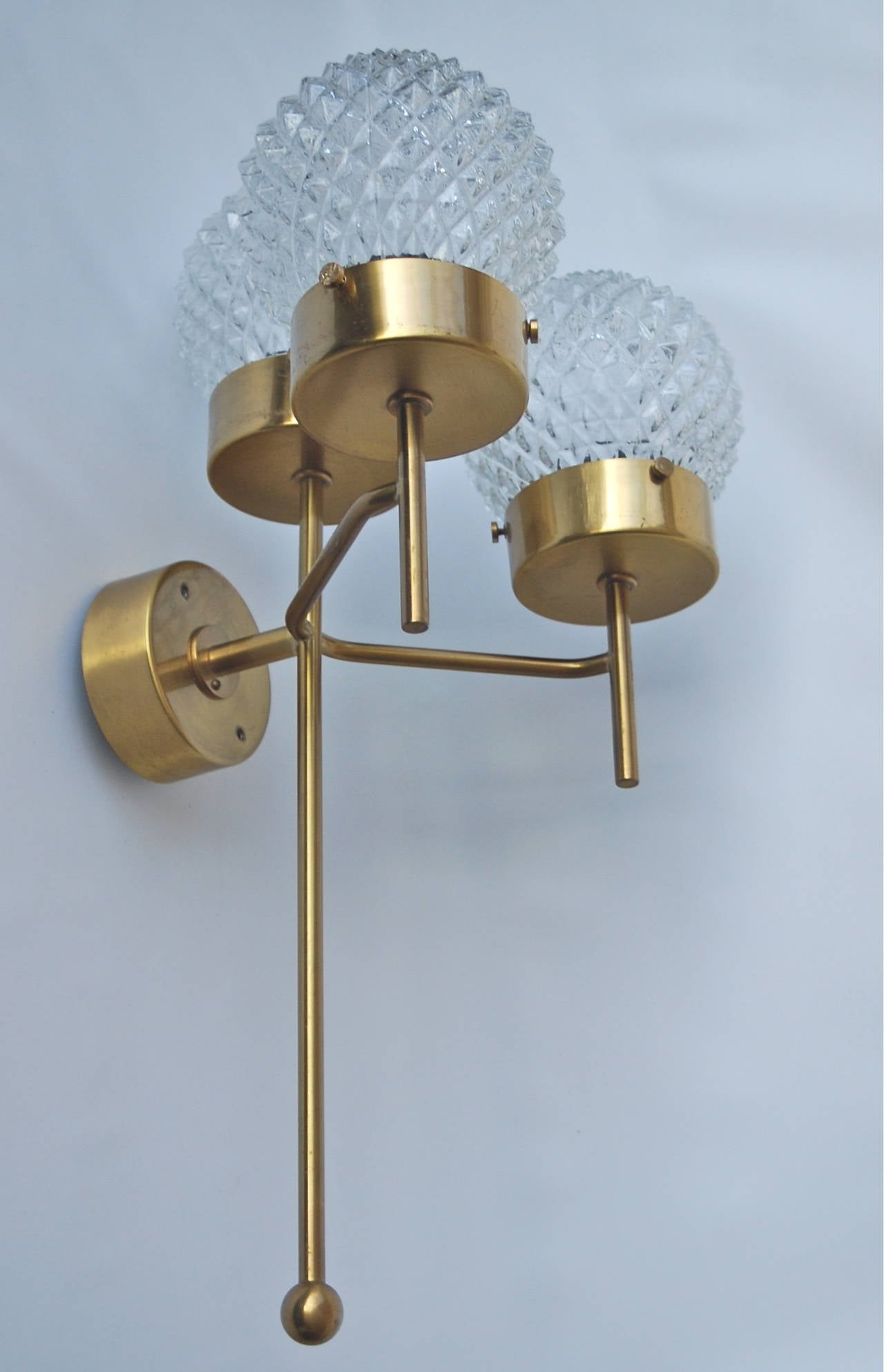 Large and rare pair of wall lights by Hans-Agne Jakobsson for Markaryd, Sweden, circa 1960s.
Brass and textured glass.
Dimensions: 24