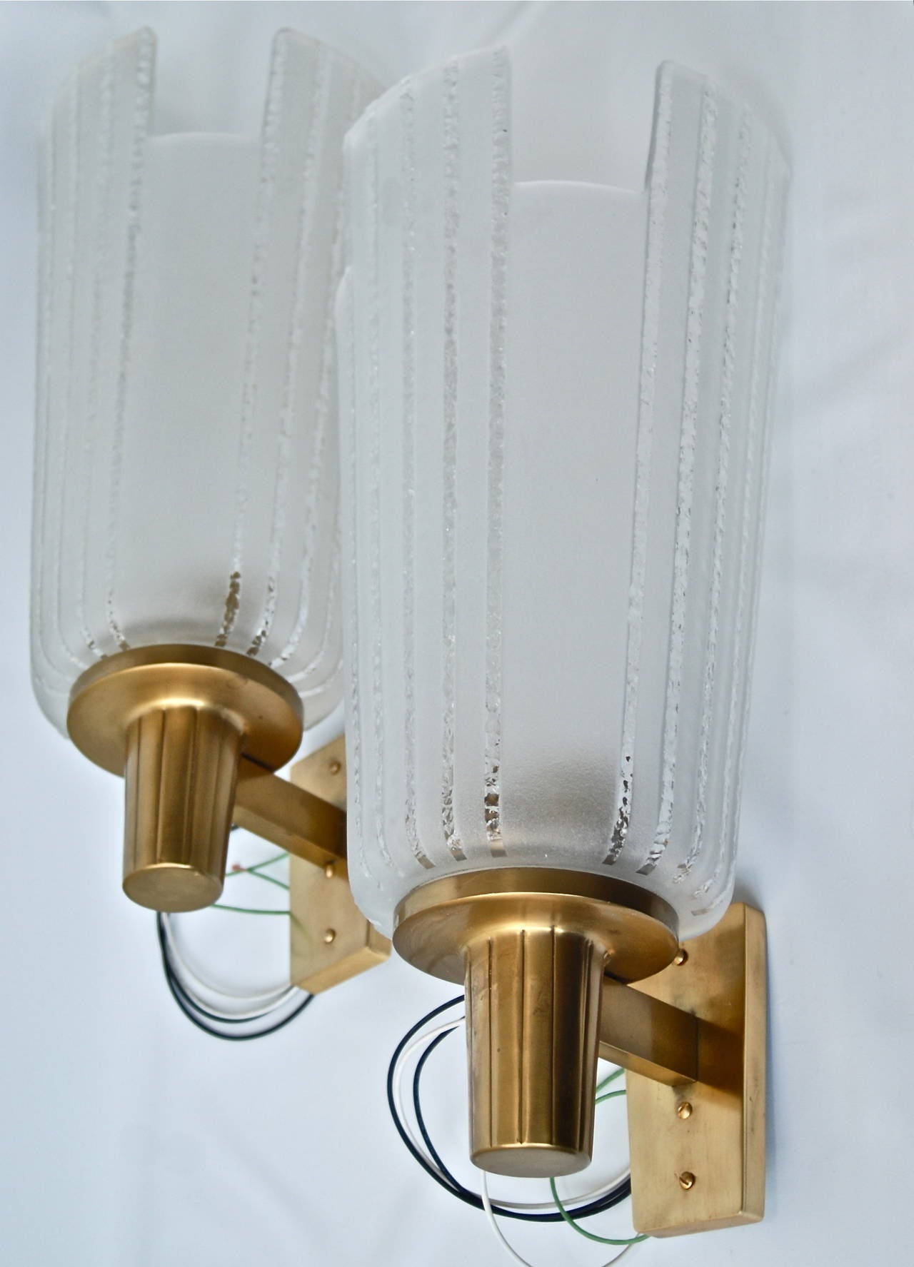 A pair of large Swedish Art Deco wall lights, circa 1940.
Attributed to Orrefors.
Brass, striped sandblasted glass shades. Height: 50 cm (20