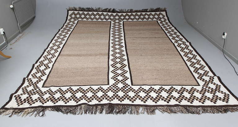 Large Vintage flat-weave rug, probably North African ( Moroccan). Circa first half 20th century.
Hand weave wool beige , brown and off-white colors. Very cozy texture.
Some manor stains, very good vintage condition.
Size 12'-10