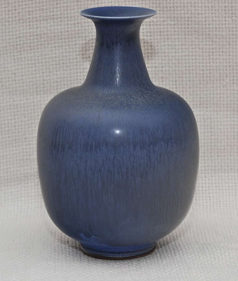 Jarrón de gres esmaltado de Berndt Friberg.
Firmado.
Medidas: H 6,75