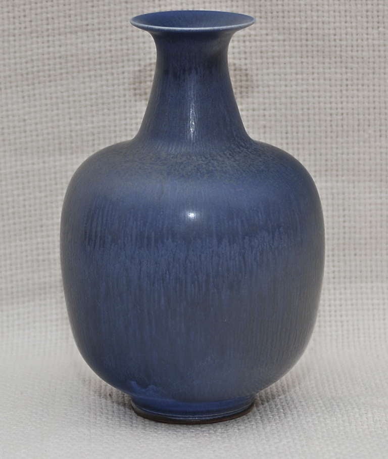 Vase aus glasiertem Steingut von Berndt Friberg.
Unterschrieben.
Maße: H 6,75