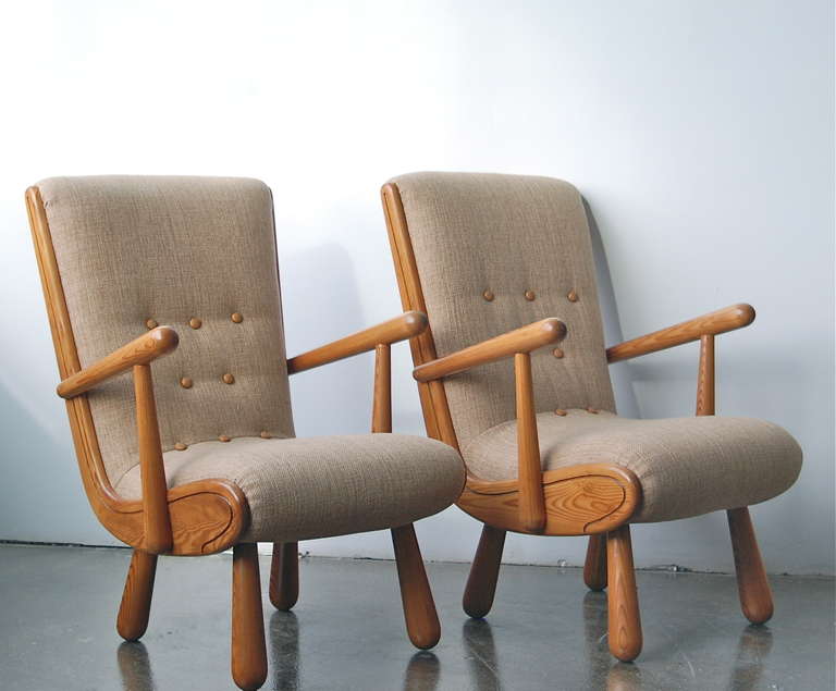 A pair of Scandinavian armchairs, in the style of the clam chair by Philip Arctander. (1916-1994).
Danish furniture producer, circa last quarter 20th century
Refinished and reupholstered.

 