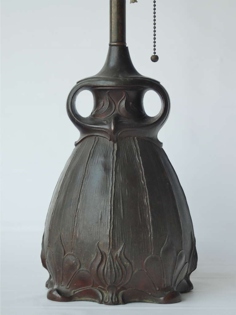 Table lamp in Art Nouveau style by Pittsburgh Brass and Glass Company, informally known as the "owl lamp", circa 1930.
Patinated cast metal.
Existing wiring, rewiring available upon request.