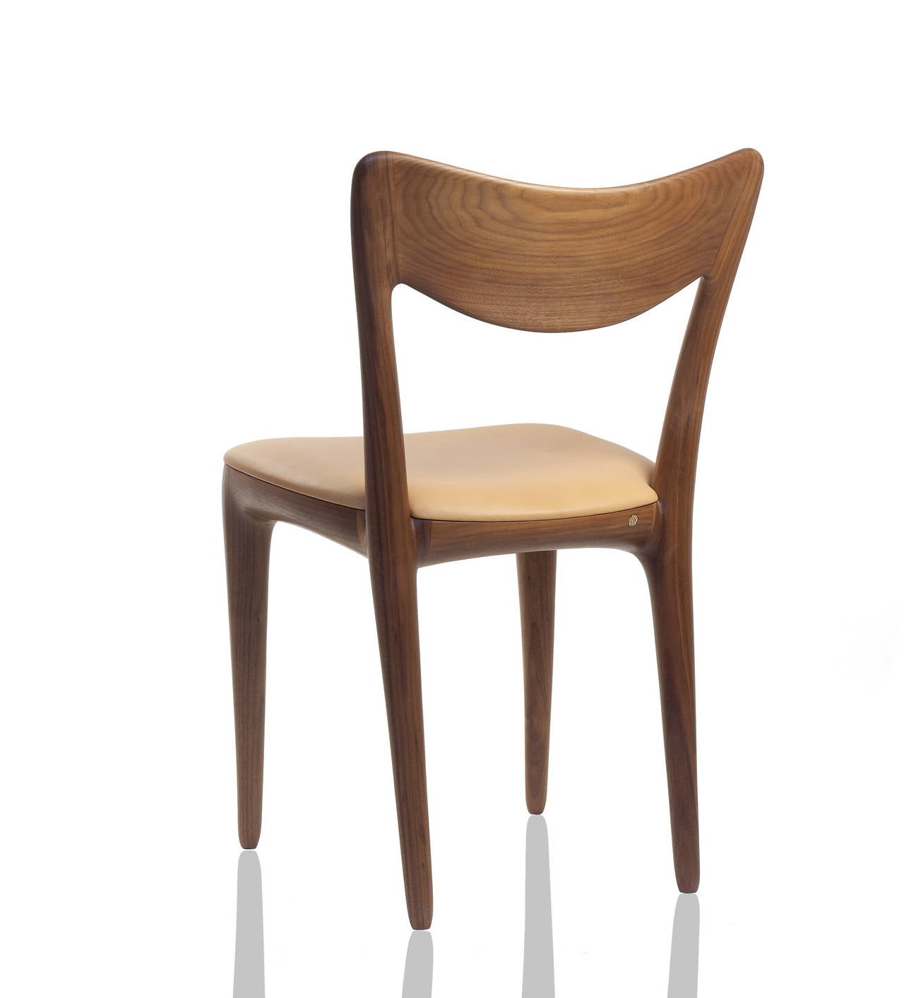 Kora-Esszimmerstühle, persönlich entworfen und handgefertigt von Ask Emil Skovgaard, Dänemark. Limitierte Ausgabe.
Abmessungen: Sitzhöhe 45 cm, (17,7