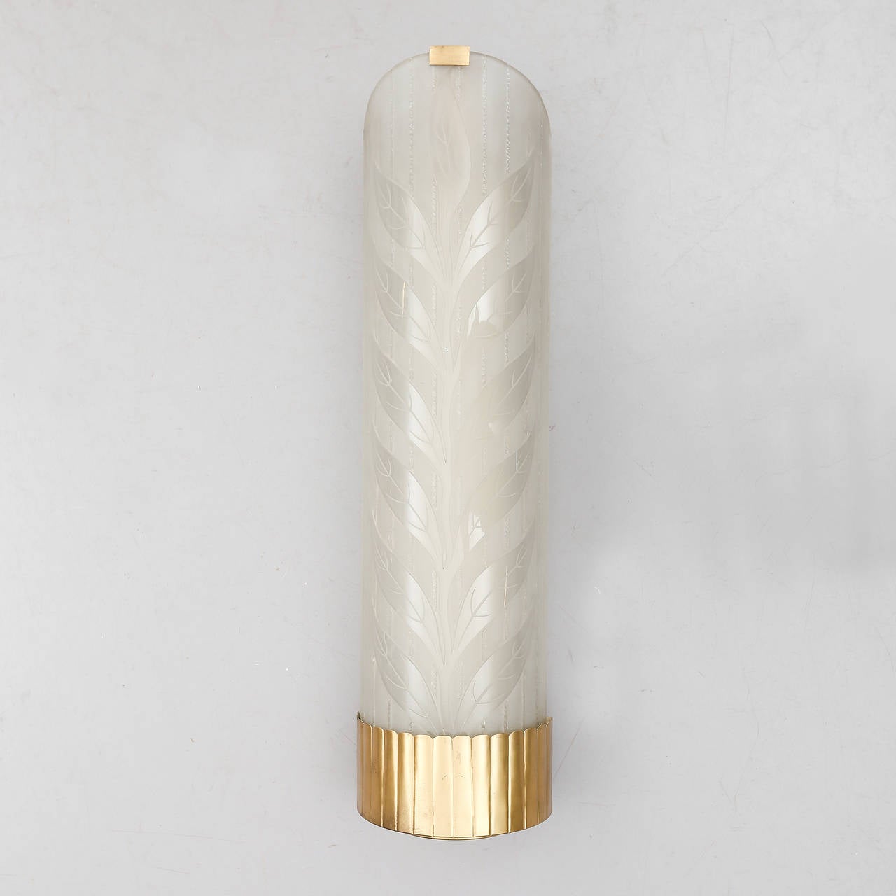Extra Large Wall light with shade by Glössner & Co., circa 1940s.
Cut glass and etched floral decoration. Brass fitting.
Measures: H 77 cm/30,3