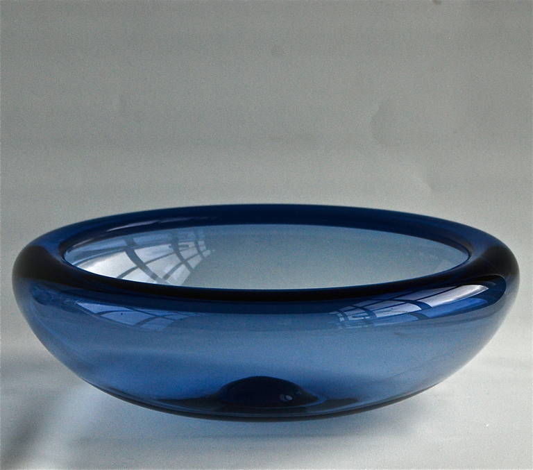 Schale aus Kobaltglas von Per Lutken für Holmegaard, Dänemark, um 1950.
Maße: Durchmesser 10,25