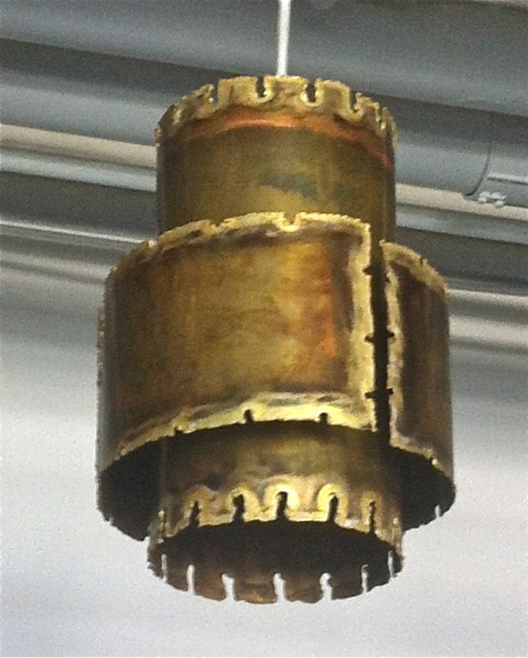 Ciondolo di Holm Sorensen, Danimarca, anni '60 circa.
Ottone patinato.
Cablaggio europeo esistente, ricablaggio disponibile su richiesta.