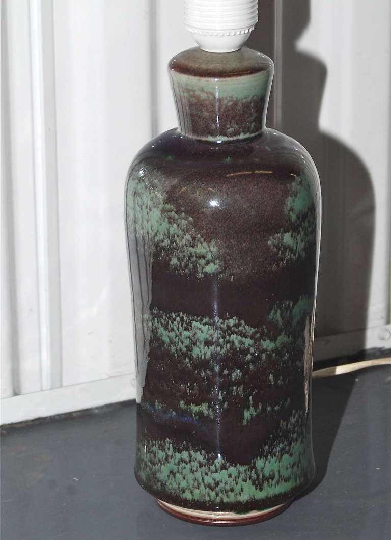 A Table Lamp by Berndt Friberg.( 1899-1981) Sweden. Circa 1974.
Stoneware with Hi-gloss glaze. Hand signed :Friberg 1974.
Existing European wiring, rewiring available upon request.
The Stoneware base H-10