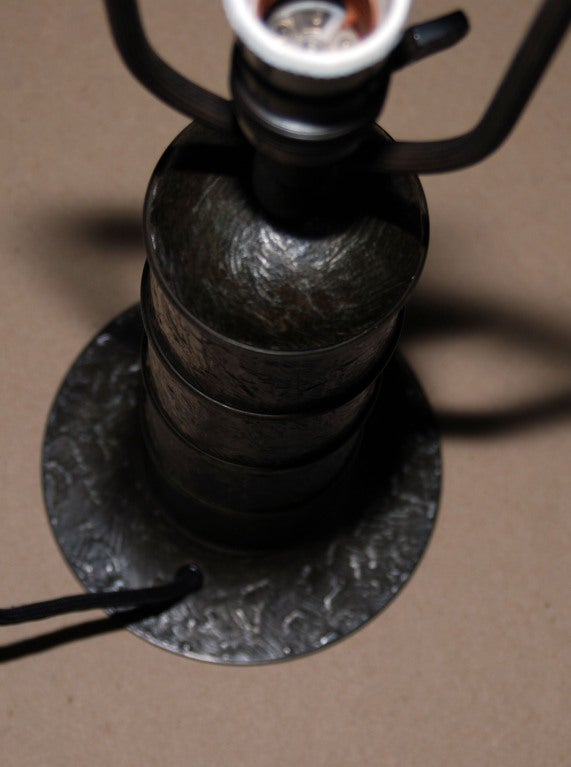 „Antika“-Tischlampe von Evan Jensen (Metall) im Angebot