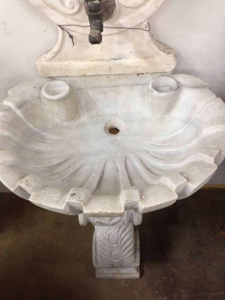 Marble Standing Sink, circa 1750 In Good Condition In Dallas, TX