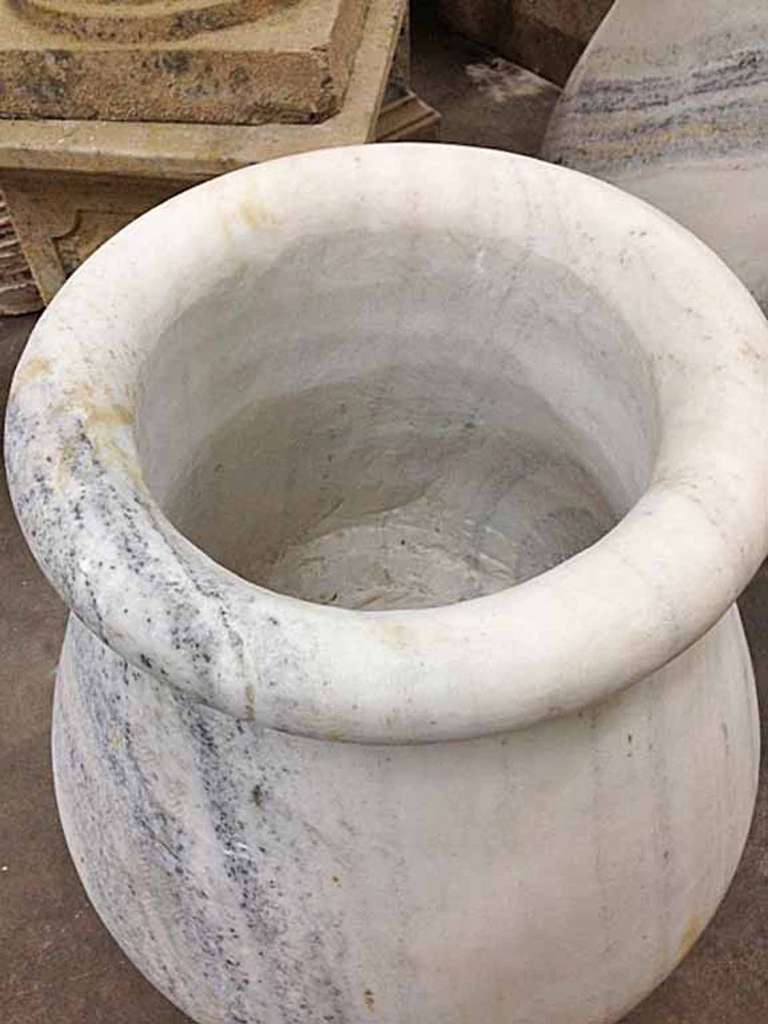 Pair of Mid-Century Carrara Marble Urns In Excellent Condition In Dallas, TX