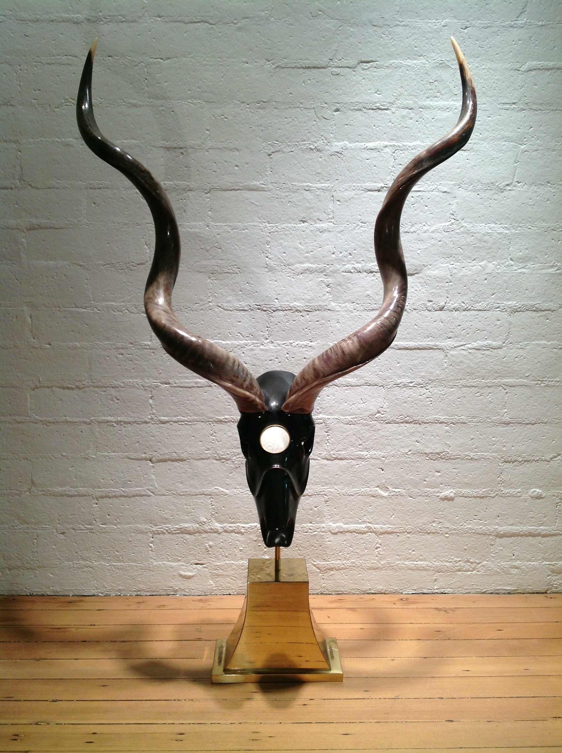 Kudo Sculpture ( signed  Jonson Cornell LTD 1984 )