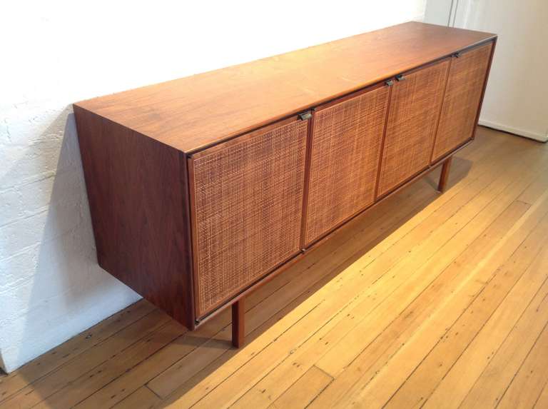 Early Florence Knoll Credenza from the 1950s In Excellent Condition In Palm Springs, CA
