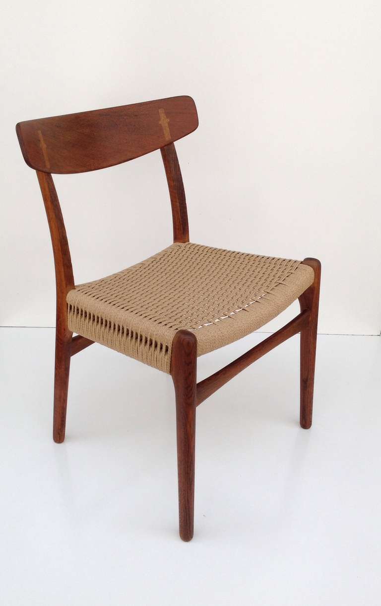 a set of six teak and oak dining chairs designed by Hans Wegner in the 1950s.
The chairs are teak with oak accents on the back rest, with woven paper cord.
Very good original vintage condition.