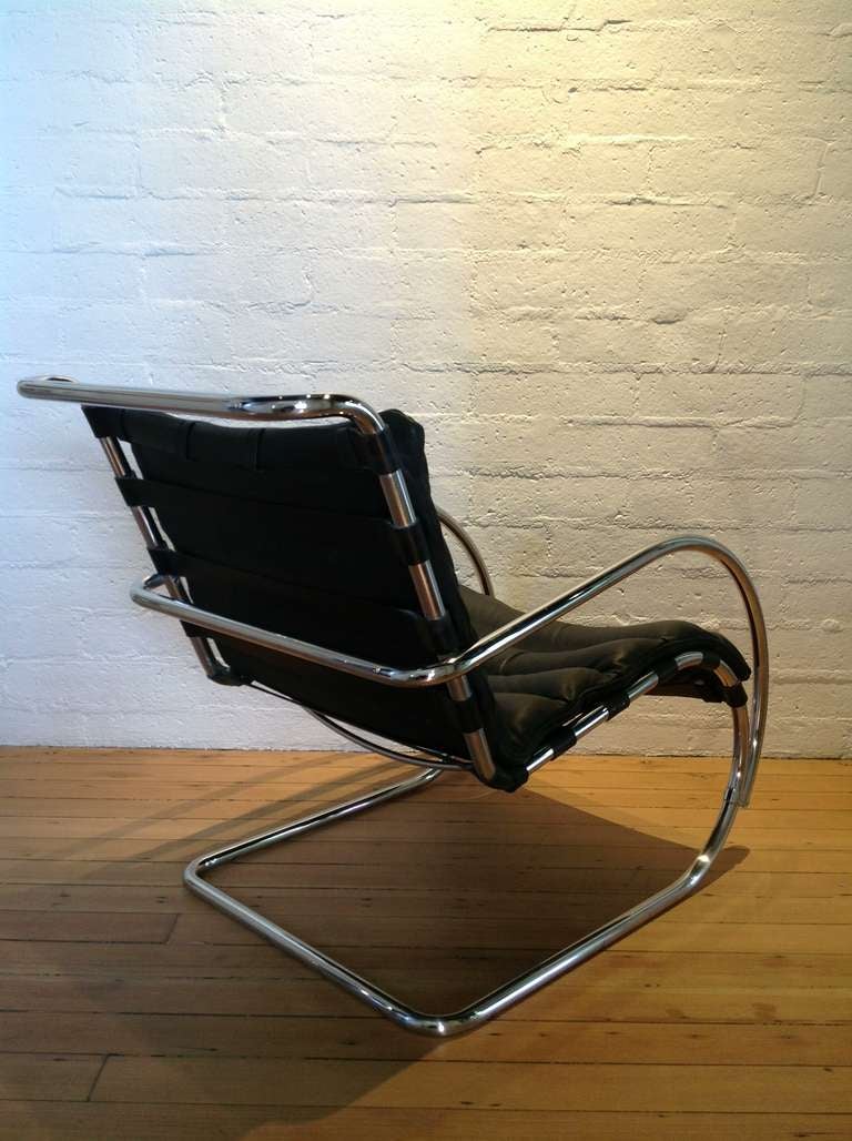 A pair of Mies Van Der Rohe MR Lounge Chairs In Excellent Condition In Palm Springs, CA