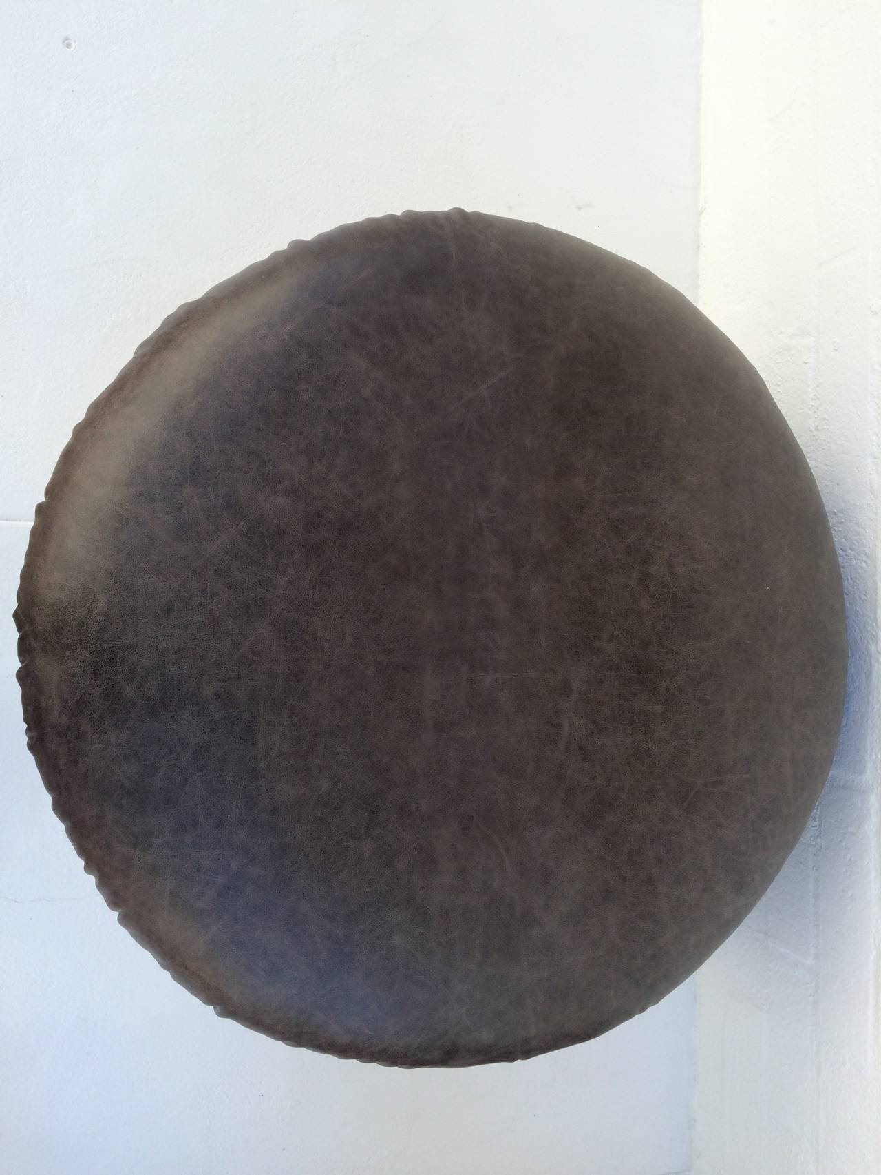 Américain Pouf de grande taille en cuir et laiton de Karl Springer en vente