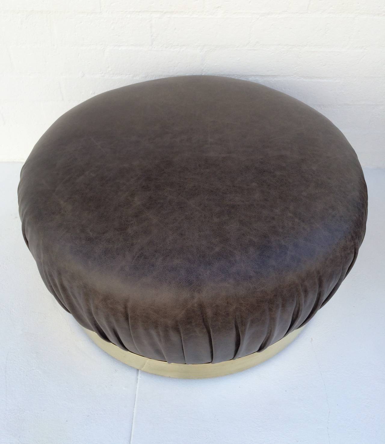 Mid-Century Modern Pouf de grande taille en cuir et laiton de Karl Springer en vente