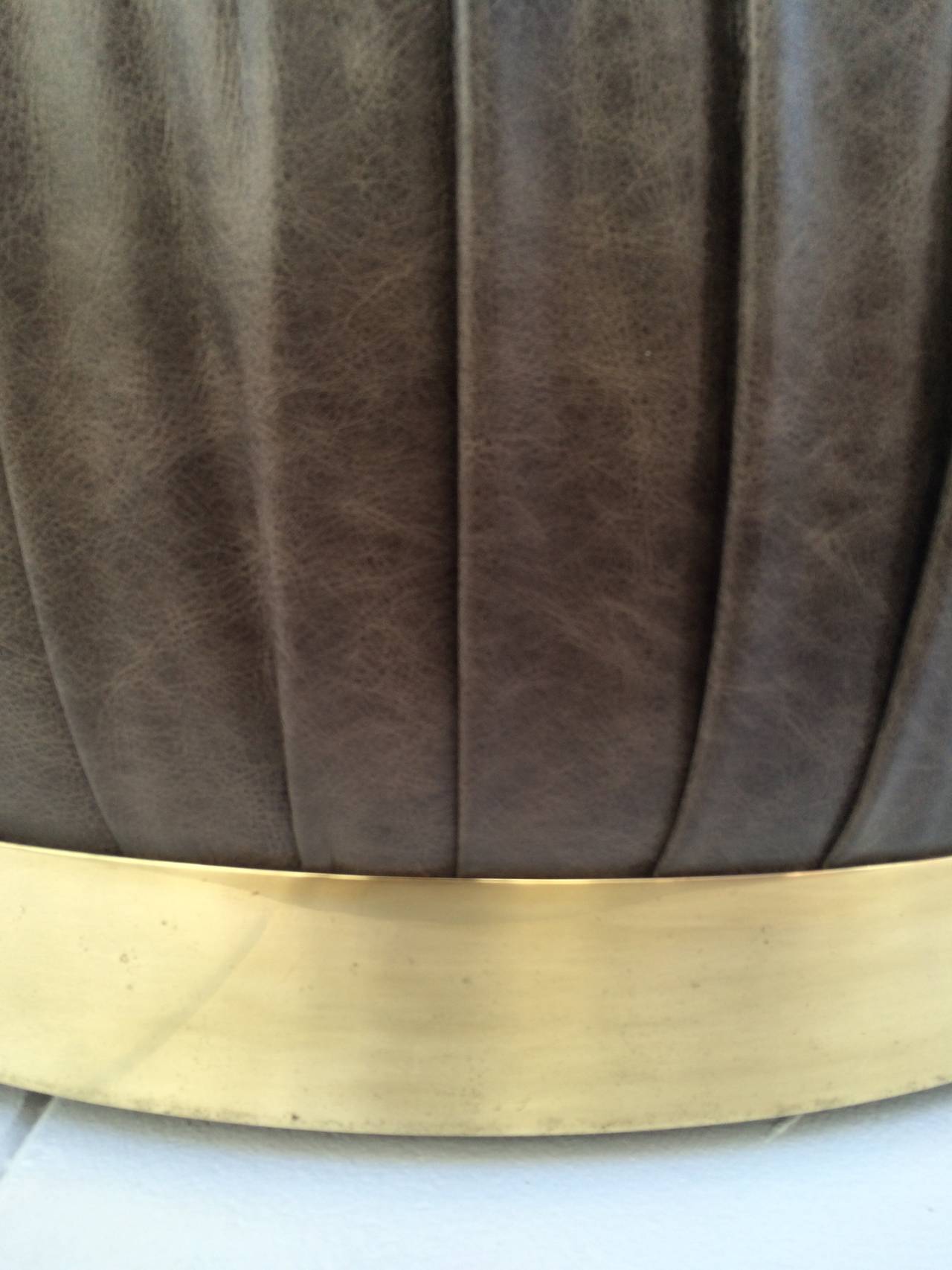 Fin du 20e siècle Pouf de grande taille en cuir et laiton de Karl Springer en vente