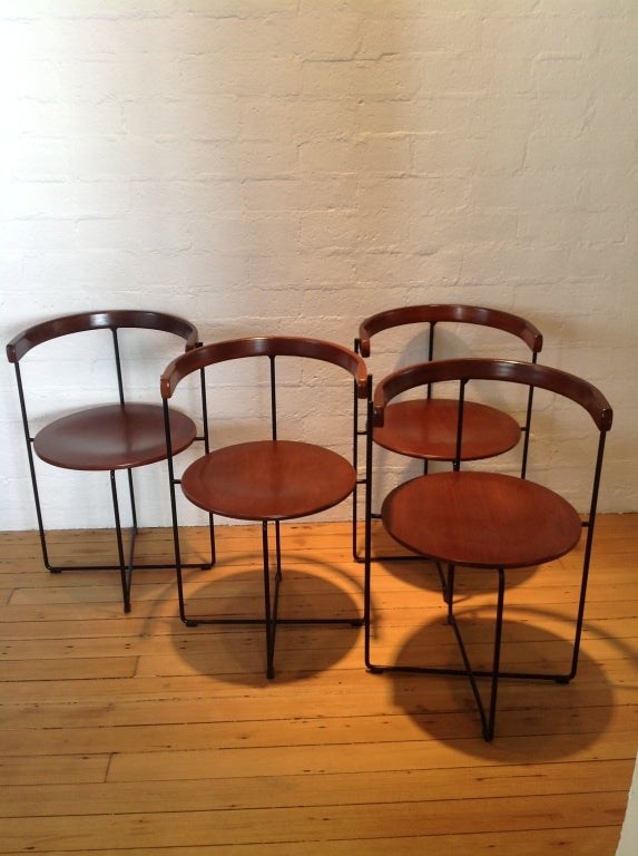 Un ensemble de quatre chaises pliantes en bois et en acier tubulaire conçu en 1981 par Valdimar Hardarson pour la société Kusch and Co.