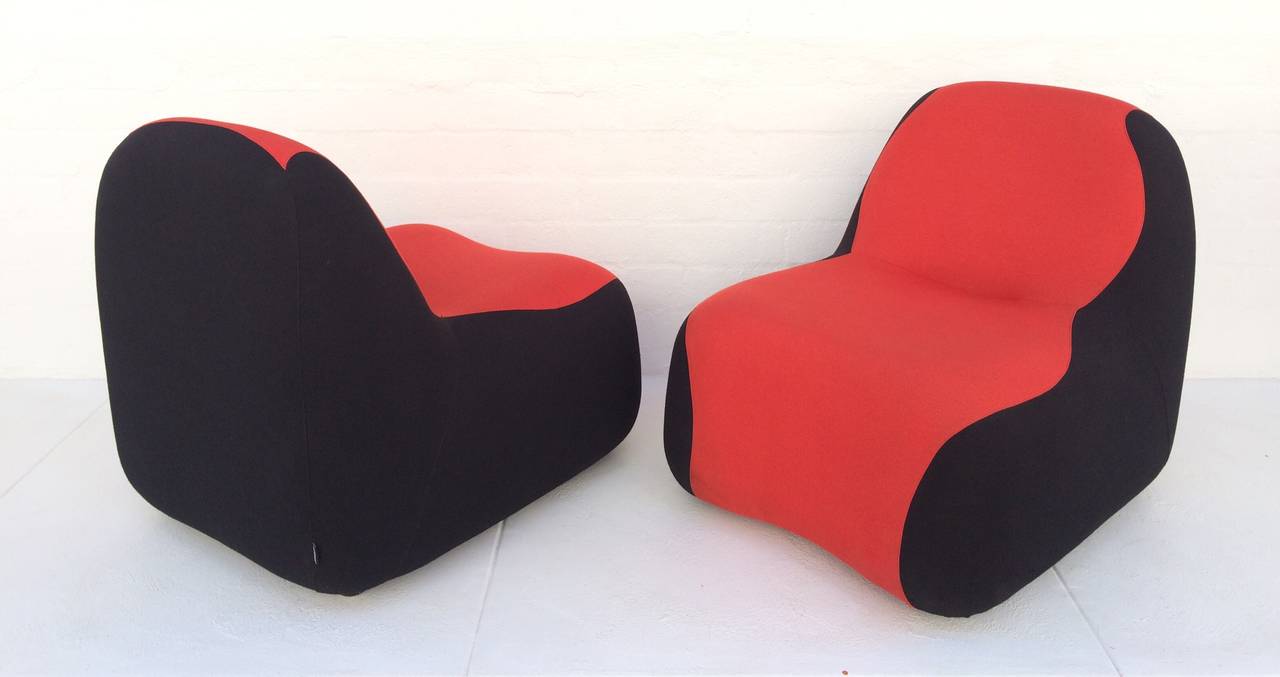 The curvaceous shape and soft molded foam of the Blob are conducive to fabrics with some stretch and minimum pattern, giving comfort in any modern setting, whether public spaces, private offices or residential.

The seat and back are a one-piece