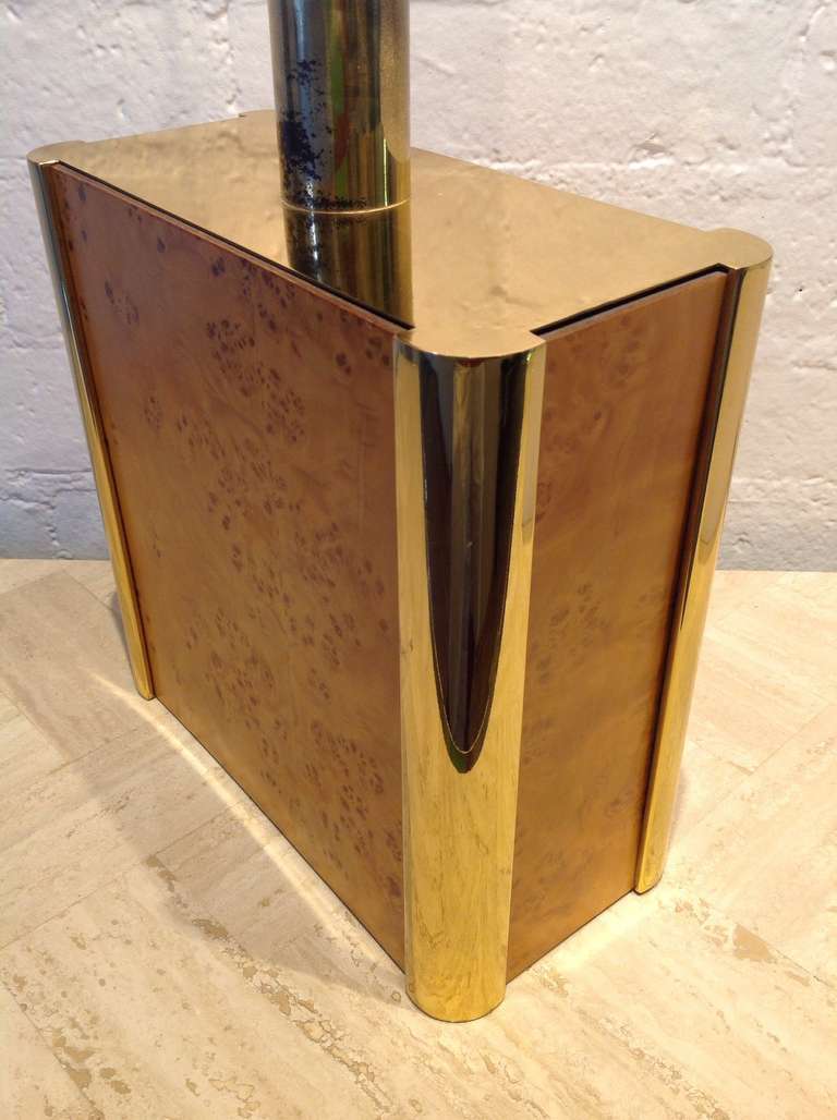 Mid-20th Century Burl-Wood and Brass Table Lamp designed in the style of Milo Baughman For Sale