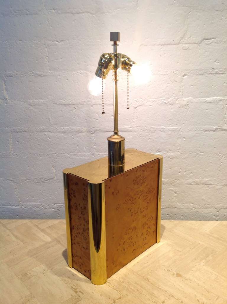 Burl-Wood and Brass Table Lamp designed in the style of Milo Baughman In Excellent Condition For Sale In Palm Springs, CA