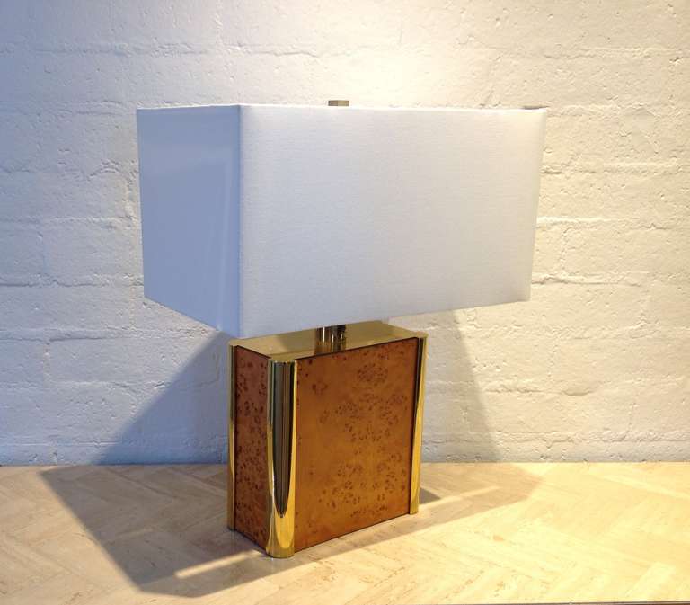 A very aesthetically pleasing table lamp designed in the style of Milo Baughman from the 1960s.
Burl-Wood with brass.
Newly rewired.
New linen shade.