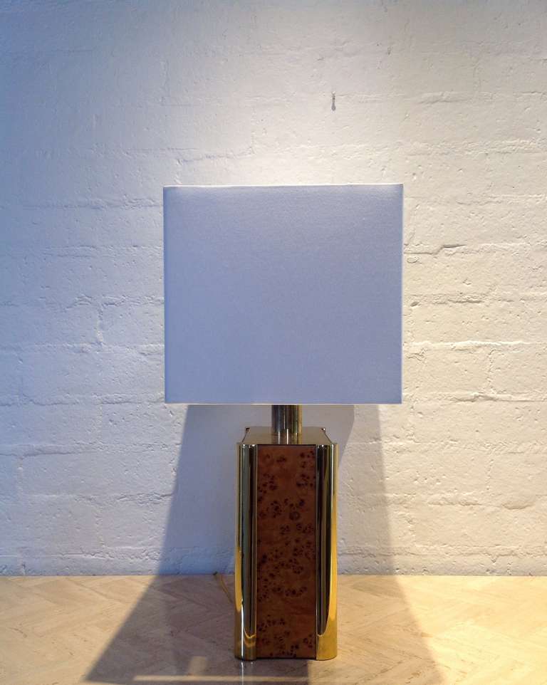 Mid-Century Modern Burl-Wood and Brass Table Lamp designed in the style of Milo Baughman For Sale