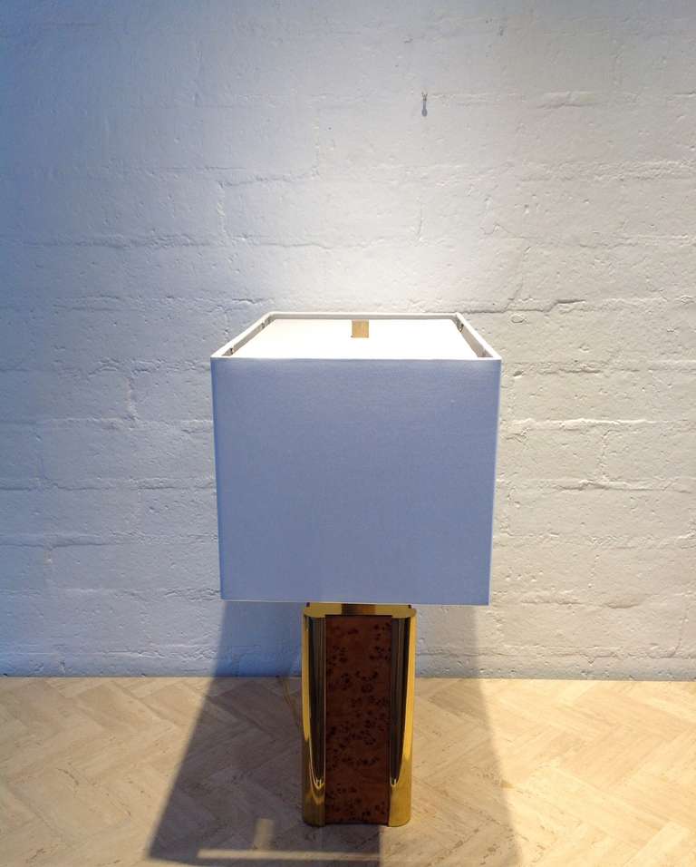 American Burl-Wood and Brass Table Lamp designed in the style of Milo Baughman For Sale