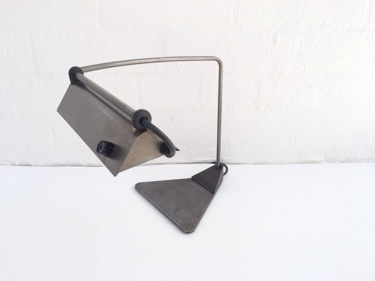 Moderne Lampe de bureau Ron Rezek en acier brut en vente