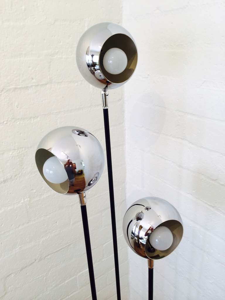 Chrome Lampadaire à trois boules chromées de Raymor en vente