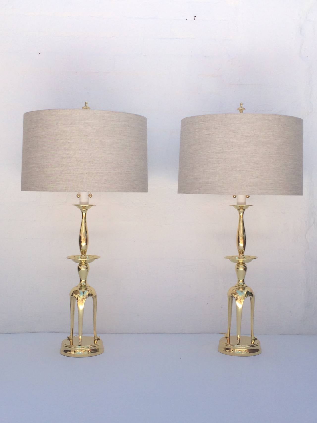 Une paire étonnante de lampes de table en laiton poli fabriquées par Chapman à la manière de James Mont. 
Nouvellement recâblé, avec de nouveaux abat-jour en lin couleur avoine, 
vers les années 1960.