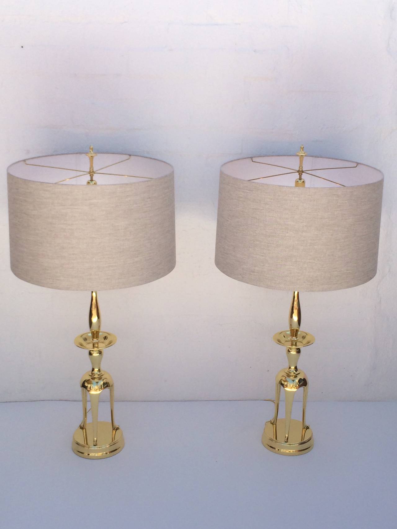 Milieu du XXe siècle Paire de lampes Chapman en laiton poli à la manière de James Mont en vente