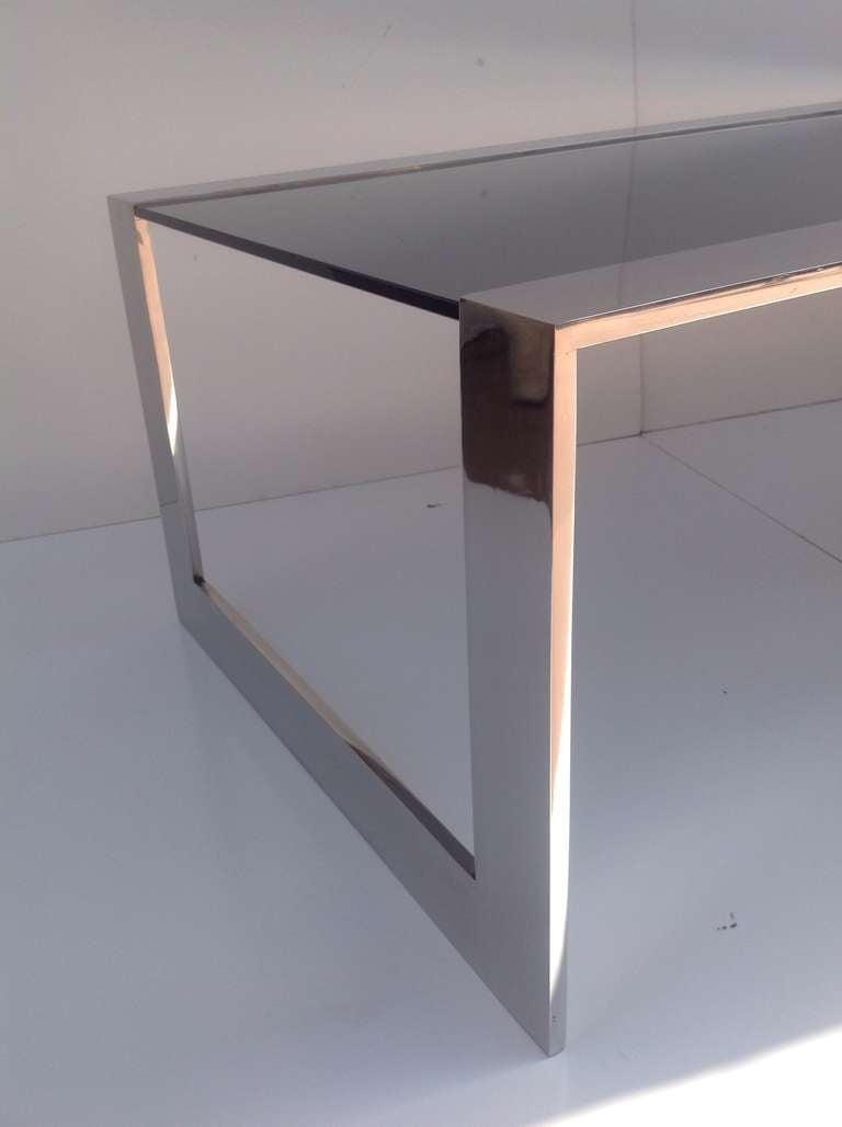 Couchtisch/Cocktailtisch aus Rauchglas und poliertem Edelstahl von Brueton (Ende des 20. Jahrhunderts) im Angebot