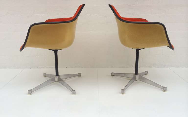 Mid-Century Modern Pair of Eames Upholstered Bucket Swivel Chairs for Herman Miller