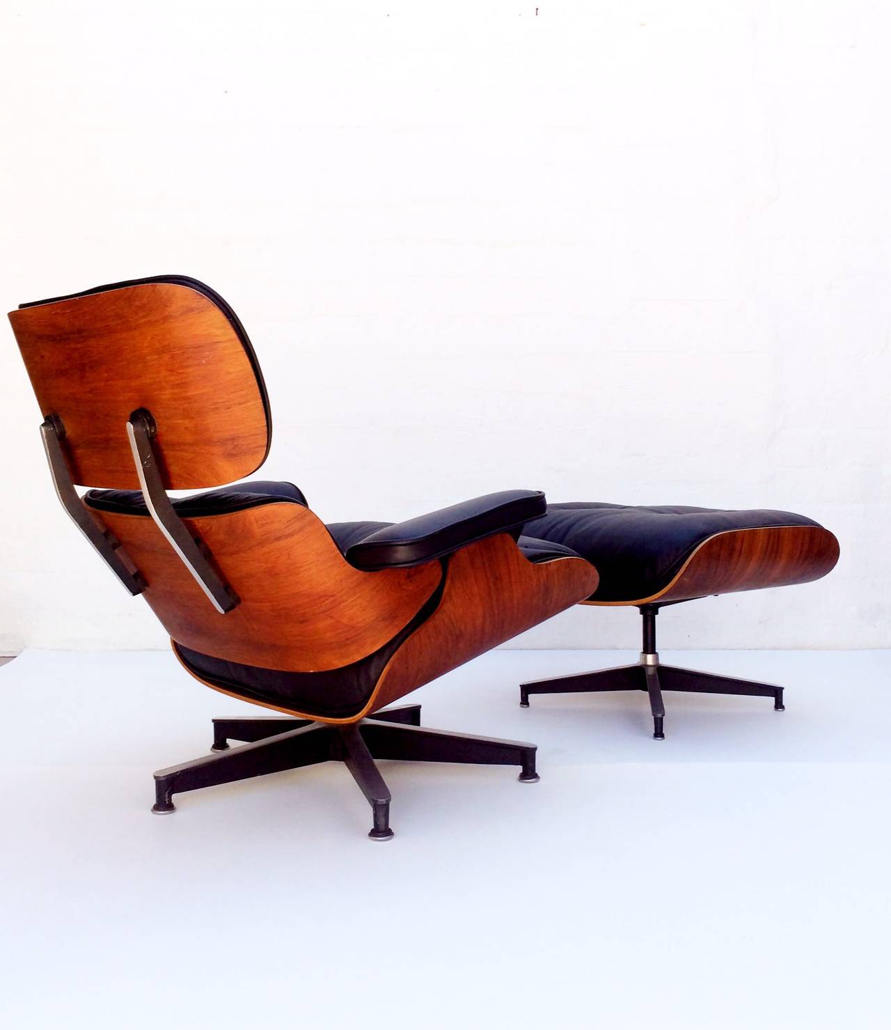 Veneer Pair of Early Eames Rosewood 670 & 671 Lounges Chairs with Ottomans