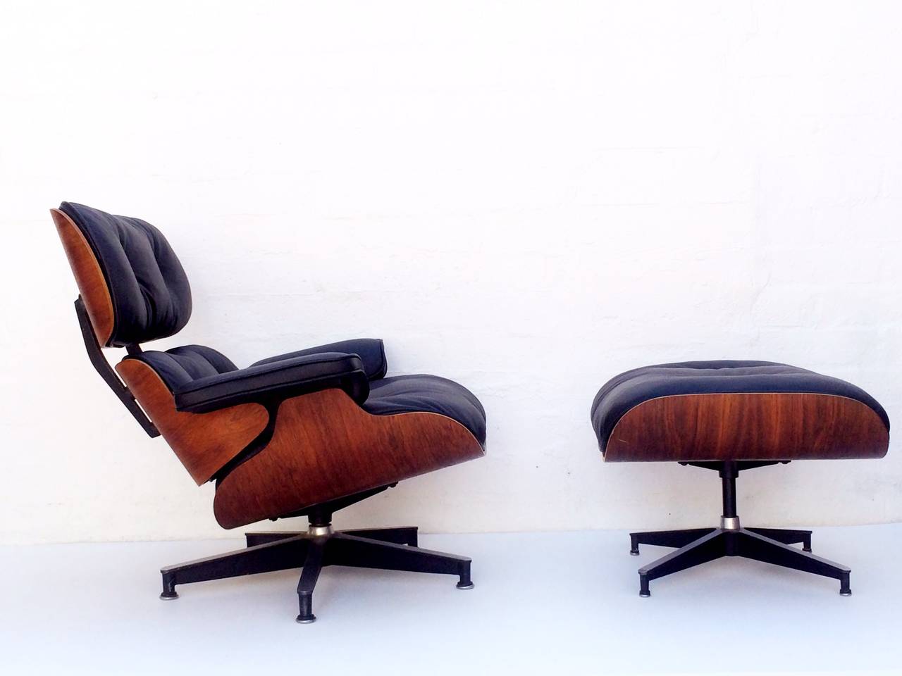 Pair of Early Eames Rosewood 670 & 671 Lounges Chairs with Ottomans In Excellent Condition In Palm Springs, CA