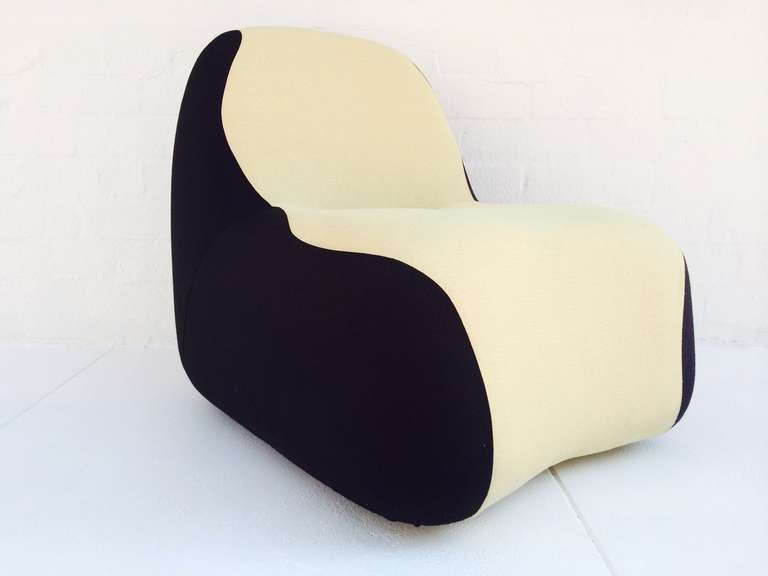 The curvaceous shape and soft molded foam of the Blob are conducive to fabrics with some stretch and minimum pattern, giving comfort in any modern setting, whether public spaces, private offices or residential.

The seat and back are a one-piece