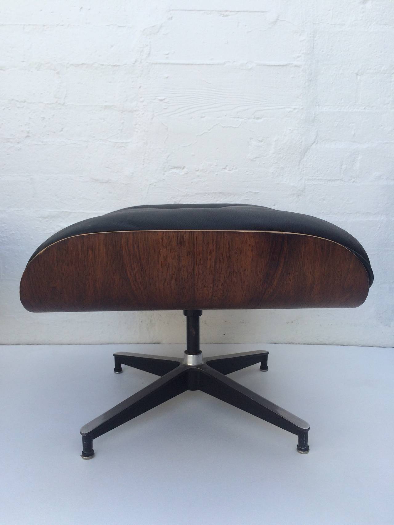 Early Rosewood Eames Lounge Chairs with Ottoman In Excellent Condition In Palm Springs, CA
