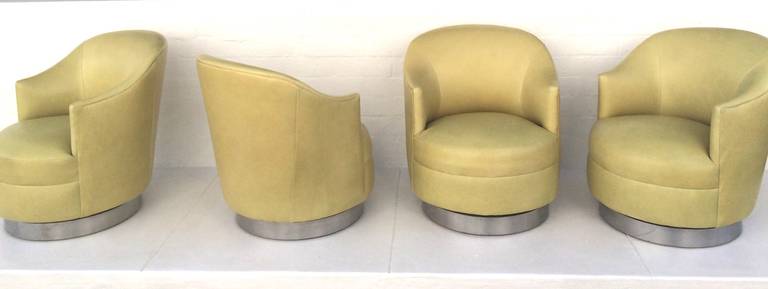 Set of four gorgeous leather swivel club chairs with chrome bases designed by Karl Springer in the 1980s.
Newly reupholstered in a stunning light pale lime leather.