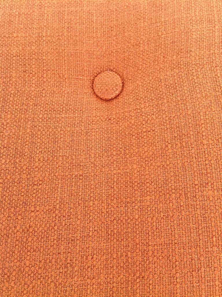 Pantoffelstuhl, entworfen von Edward Wormley für Dunbar.
Neu gepolstert in einem orangefarbenen Stoff, der dem Original sehr ähnlich ist, mit viel Liebe zum Detail!
Massiver Mahagoni-Rahmen.
Behält das metallene Dunbar Label bei.
